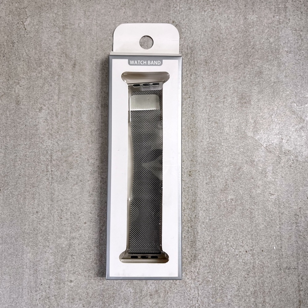 42mm metal mesh magnetic watch band. Brand new! Compatible with Apple watches.